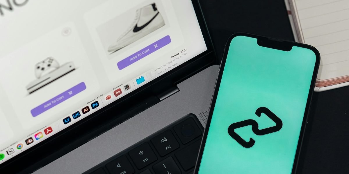 Ten artykuł to praktyczny przewodnik po zakładaniu i prowadzeniu sklepu dropshippingowego na Shopify w Polsce w 2026 roku. Wyjaśnia, dlaczego Shopify jest polec...