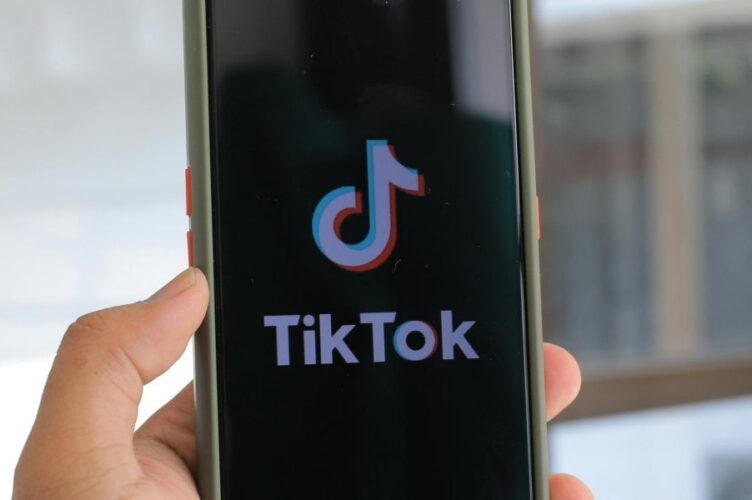 Artykuł pokazuje, jak w 2026 roku wykorzystać aplikację YouTube jako darmowe narzędzie do badań rynku i marketingu dla dropshippingu w Polsce. Opisuje praktyczn...