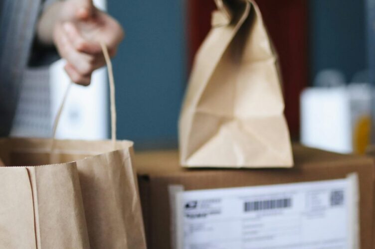 Artykuł wyjaśnia, dlaczego problemy z Pocztą Polską mogą zagrażać biznesowi dropshippingowemu i pokazuje praktyczne sposoby radzenia sobie z opóźnieniami, zagub...