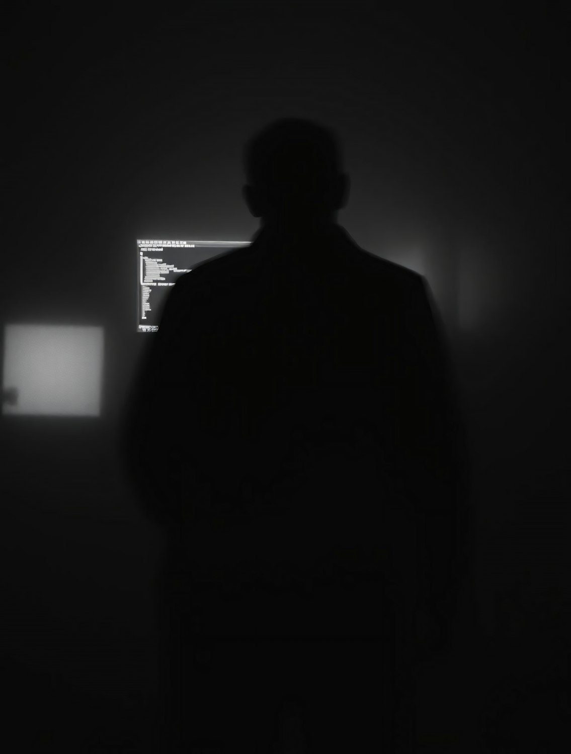Osoba przedstawiona w kontekście cyfrowym, symbolizująca uczucie izolacji i niewidzialności, związane z doświadczeniem shadowbana na platformach społecznościowych.